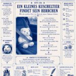 Das weiße Kuscheltier Mickey sitzt angeschnallt auf dem Autositz neben einer Zeitungsseite mit großer Überschrift.
